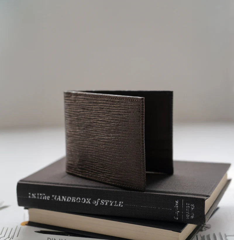01_beckett-simonon-bennet-bifold-wallet-full-grain-black-lifestyle_copy_266203b2-64cb-48f0-b065-23142e381d77.webp